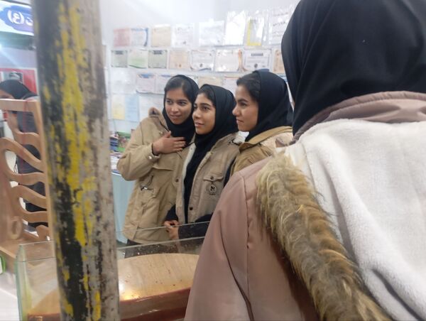 بازدید دانش آموزان هنرستان شهیدشهیدی از نمایشگاه پژوهش و فناوری در خلیل آباد 