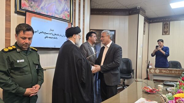 دیدار مدیران و فرماندهان بسیج دانش‌آموزی با امام جمعه بافق