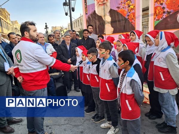 گلباران تمثال امام خمینی (ره) توسط دانش‌آموزان عجب‌شیر 