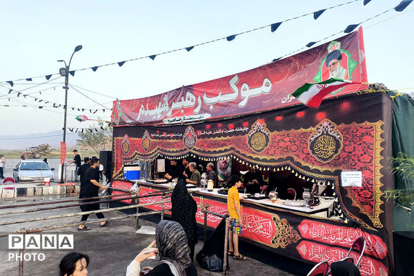 پذیرایی از زائران رضوی در مسیر بازگشت؛ خدمت بی‌منت در موکب «رهبر شهیدم»