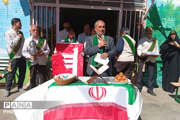 میزبانی دانش‌ آموزان دبستان دخترانه نرجس از پرچم متبرک حرم امام حسین (ع)