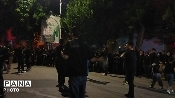 اجرای گروه دمام زنی در حسینیه امام خمینی در شب عاشورا 