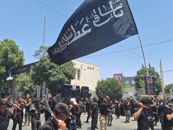 عزاداری ظهر  عاشورا در خیابان‌های شهر نیشابور 