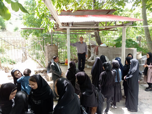 بازدید دانش‌آموزان جعفرآباد از کارگاه گلاب‌گیری روستای «بنابر»