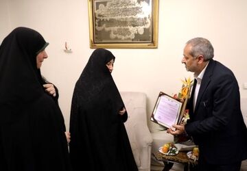 دیدار وزیر آموزش و پرورش با خانواده معلم شهید «مسعود دهکردی»