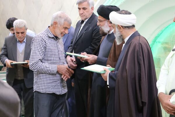 حضور با شکوه دانش‌آموزان و فرهنگیان در مراسم پر فیض نماز جمعه آباده در آستانه روز دانش‌آموز