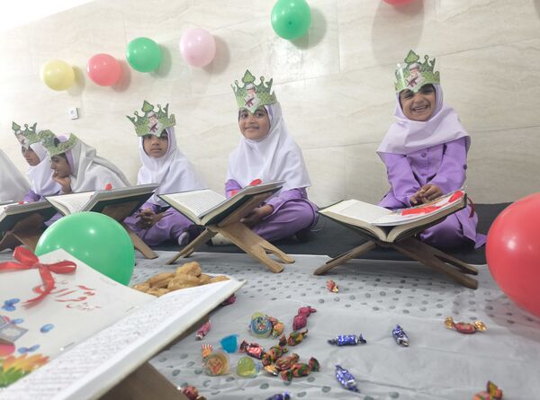 جشن قرآن کلاس اولی‌ها در دبستان شهید بهشتی قلعه‌گنج