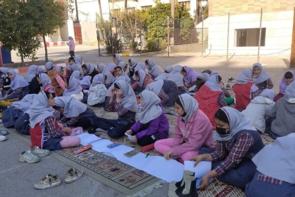برگزاری نقاشی همگانی در مدارس ناحیه 4 شیراز به‌مناسبت دهه فجر 