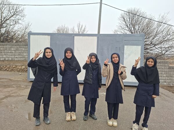جلوه زیبای باران زمستانی در دبیرستان سبحان و مائده شلیل