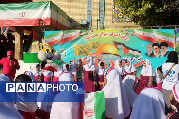 جشن روز دانش‌آموز در دبستان امید انقلاب بوشهر