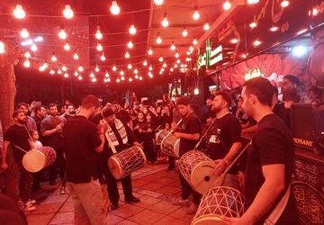 مراسم پرشور دمام‌زنی در رباط‌کریم؛ طنین طبل‌ها در عزای سیدالشهدا (ع)
