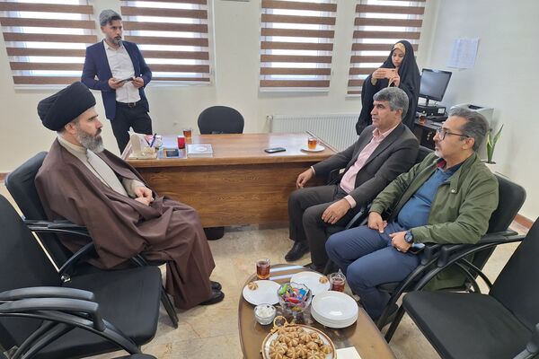 اقامه نماز جماعت در دبیرستان هجرانی پردیس به امامت امام جمعه شهرستان