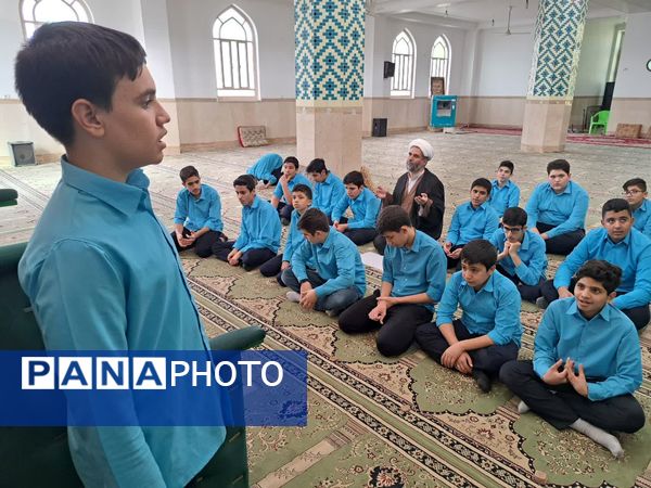 جشنِ تکلیفِ «به وقتِ میهن خدایی» دانش آموزان اشکذری همراه دستبوسی مادر