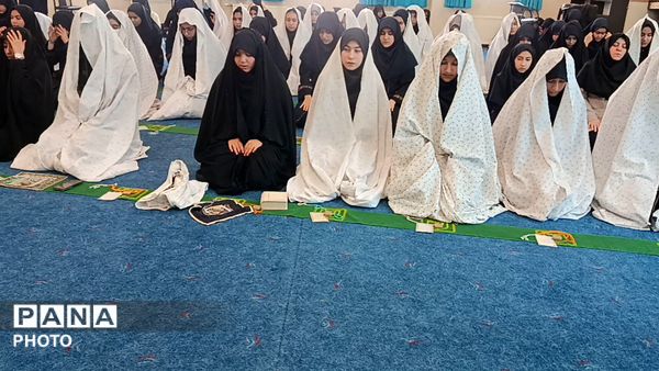 برپایی نماز جماعت با حضور پرشور دانش‌آموزان دبیرستان تیمسار فلاحی ناحیه 1 کرج 