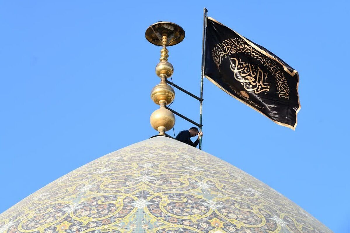 آیین اهتزار پرچم عزای سیدالشهدا (ع) در شب اول ماه محرم در حرم حضرت عبدالعظیم (ع) شهرری 