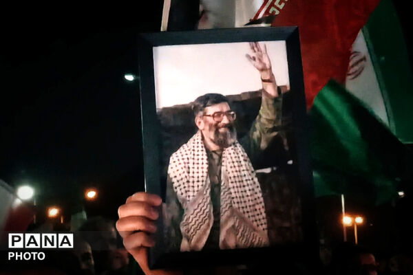 اجتماع شبانه مردم در رونمایی از بزرگترین المان شهری با نام وطن در مشهد