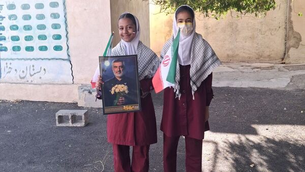 جشن باشکوه دهه فجر و پاسداشت پرچم جمهوری اسلامی در دبستان استقلال حاجی‌آباد