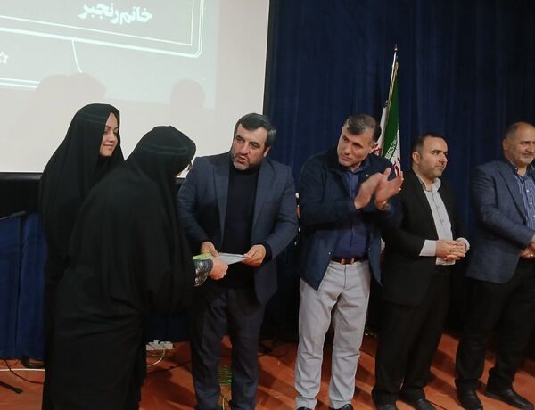 آیین تجلیل از دانش آموزان برتر دبیرستان عترت محمودآباد 