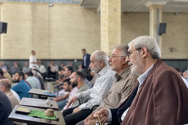 فرهنگیان شهرستان ملارد با حضور خود در نمازجمعه این هفته یاد شهید رجایی را گرامی داشتند 