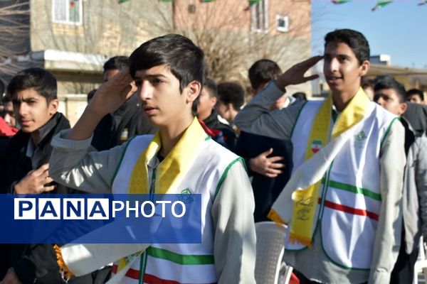 نواخته شدن زنگ انقلاب در مدرسه نمونه دولتی شهید علی آزادی خواه