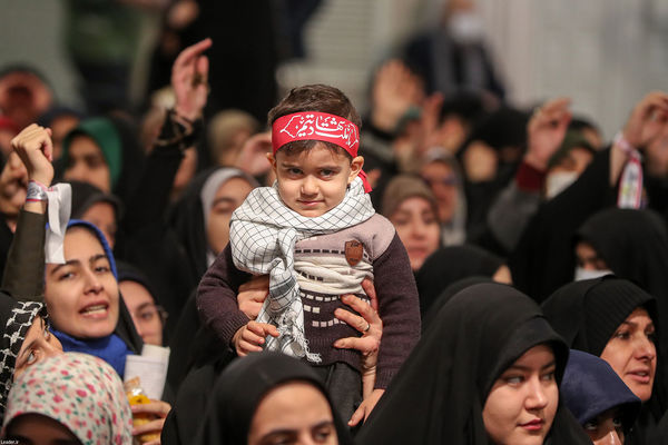 دیدار جمعی از رأی اولی‌ها و خانواده‌های شهدا با رهبر انقلاب اسلامی