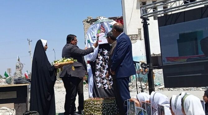  زنگ سپاس معلم در مدرسه شجره طیبه میناب به صدا درآمد