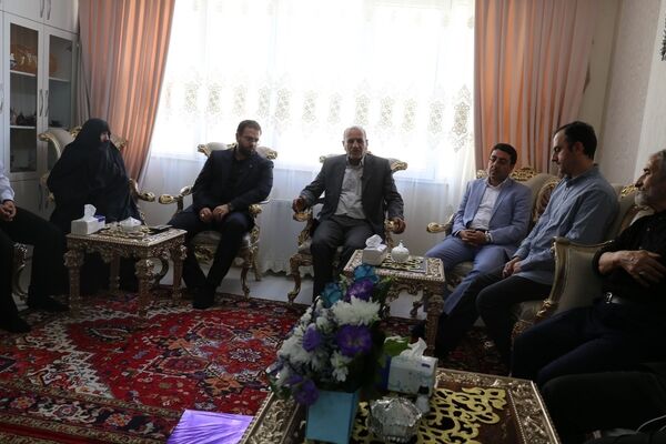 دیدار قائم مقام معاون وزیر در سازمان دانش‌آموزی با خانواده شهید اقتدار در تبریز