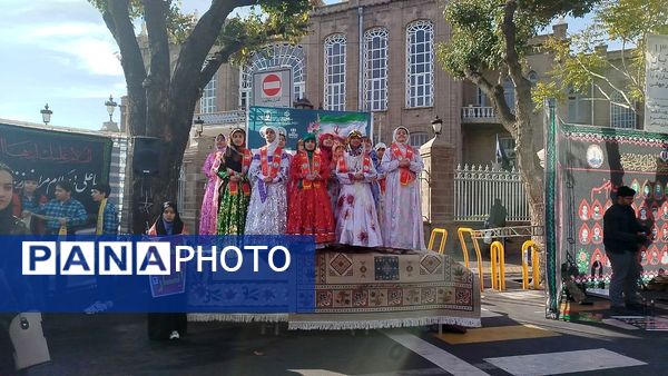 غرفه نسل افتخار سازمان دانش‌آموزی استان آذربایجان شرقی در راهپیمایی ۱۳‌ آبان