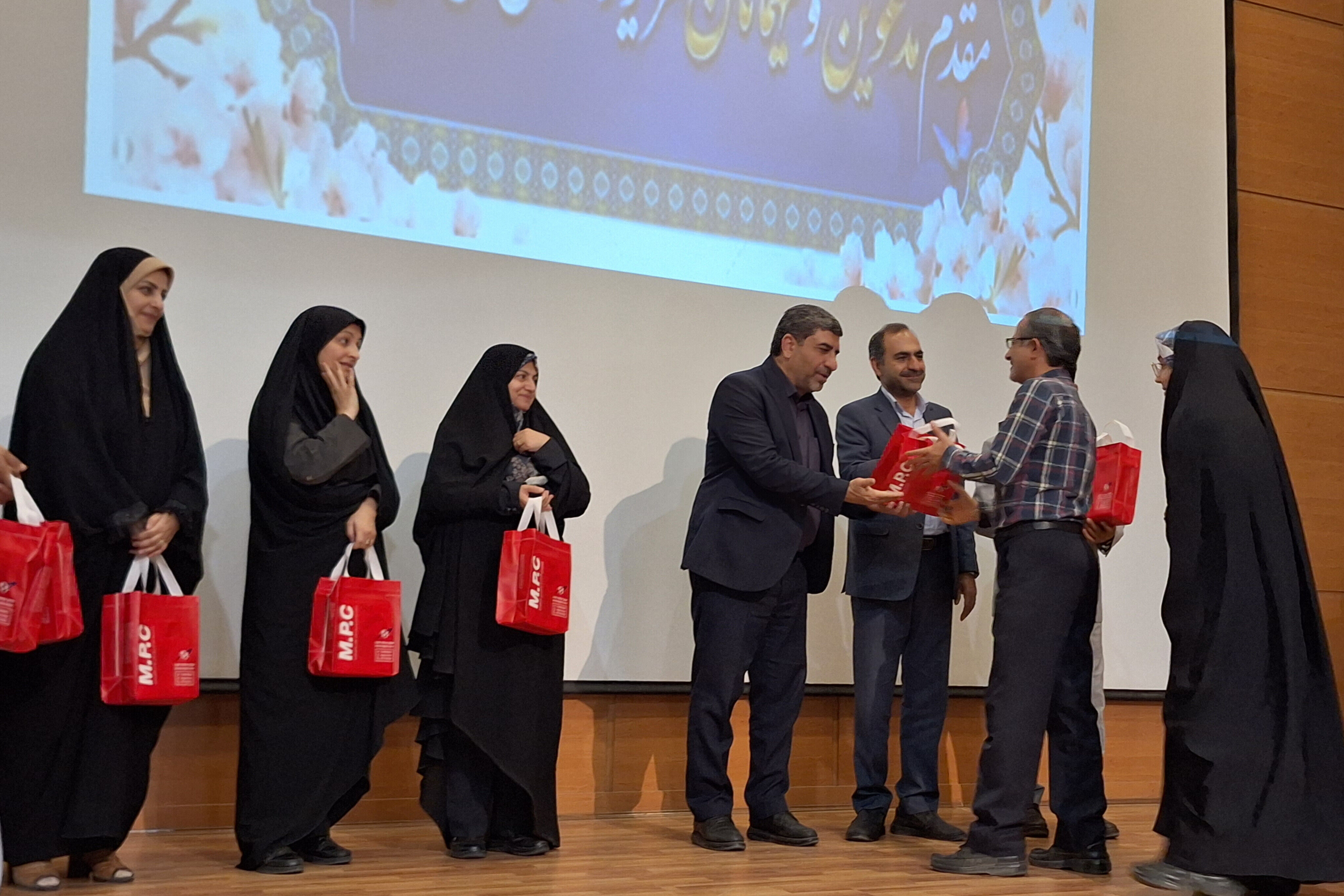تقدیر از چهره های روشن در محفل ایمان 