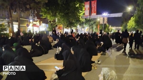 نهمین شب از مراسم عزاداری امام حسین همراه با هئیت زنجیر زنی در حسینیه امام خمینی