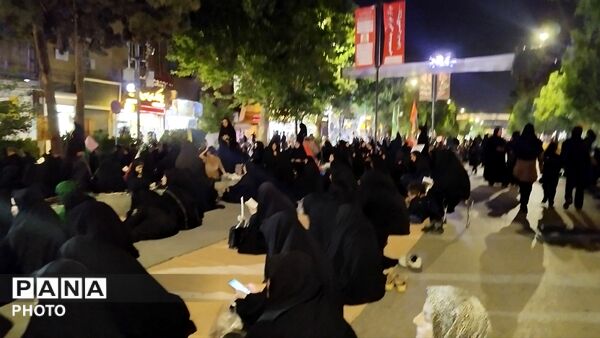 نهمین شب از مراسم عزاداری امام حسین همراه با هئیت زنجیر زنی در حسینیه امام خمینی