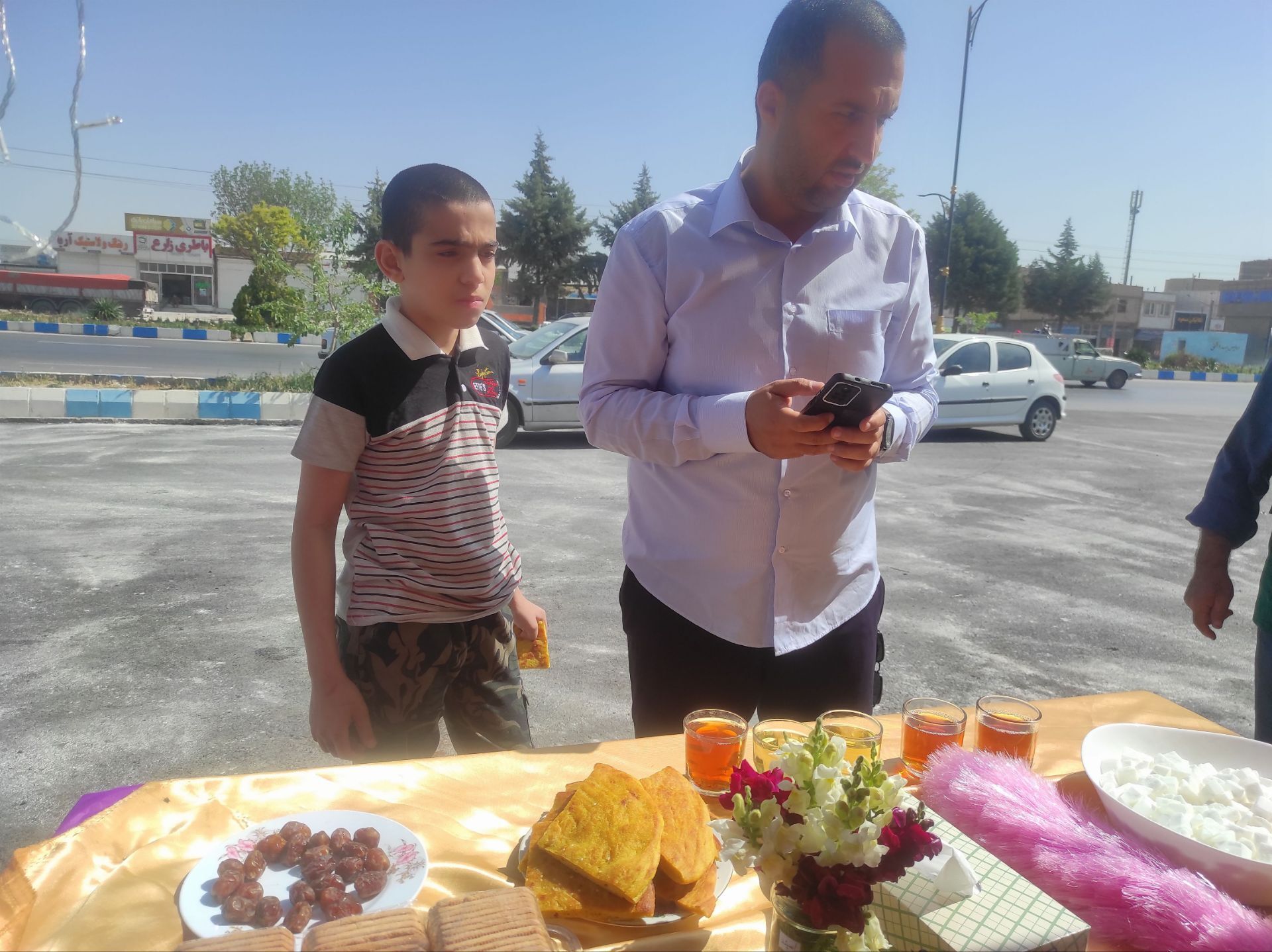 همکاری دانش آموزان خادمیار دبستان ضحی۲ با چایخانه دانش آموزی حضرت رضا(ع) شیروان
