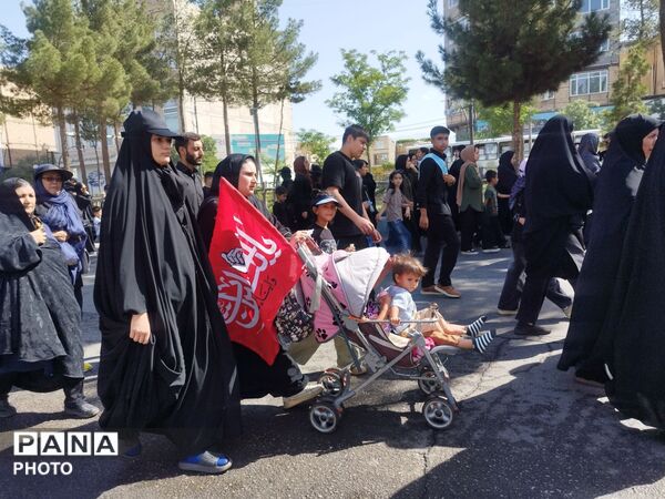 زائرانِ نرسیده به حریم؛ خروشِ اربعینی‌ها در قلبِ نیشابور