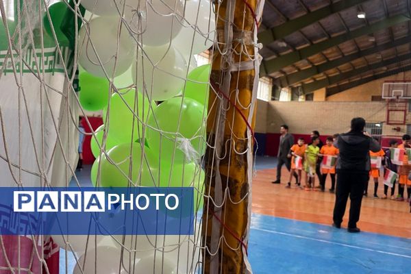 رقابت دانش‌آموزان رباط‌کریم در مسابقات بین مدرسه‌ای فوتسال