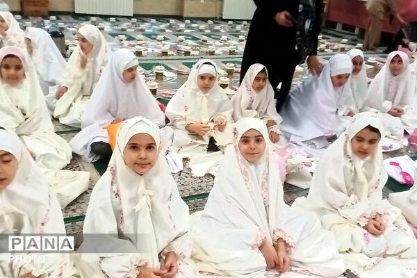 جشن روزه اولی‌ها در دبستان الهام حاجیان ناحیه دو شهرری 