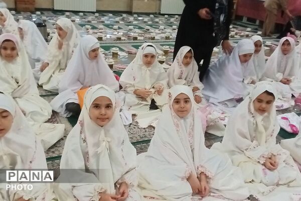 جشن روزه اولی‌ها در دبستان الهام حاجیان ناحیه دو شهرری 