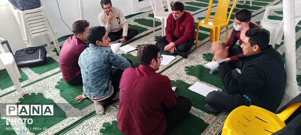 آمادگی دانش آموزان دبیرستان نمونه آیت‌الله خامنه‌ای برای مسابقات شاهنامه خوانی 