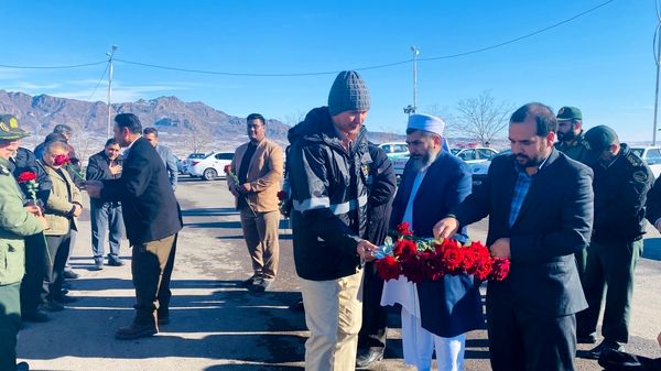 غبارروبی گلزار شهدای گمنام شهرستان باخرز