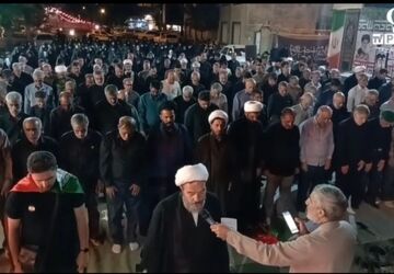 اقامه باشکوه نماز استغاثه به امام زمان (عج) در میدان آیت‌الله فاضل گروسی