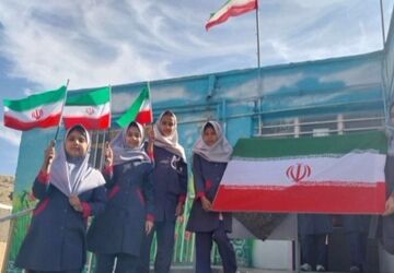 جشنِ شکوفه‌های انقلاب و ضیافتِ جوایز در دبستان ۱۷ شهریور بزنگان