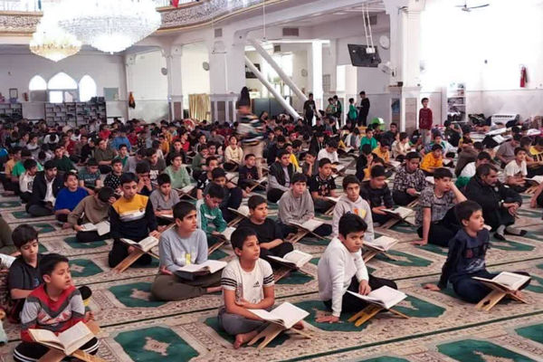 دیدار مدیر آموزش و پرورش شهرستان آباده با دانش‌آموزان معتکف 