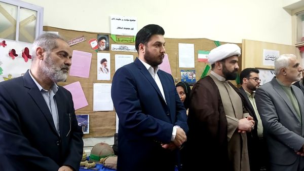 بازدید مدیر ارتباطات اتحادیه انجمن های اسلامی دانش آموزان از نمایشگاه مدرسه انقلاب در قم