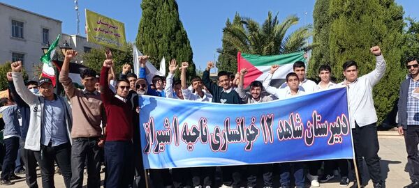 خروش استکبار ستیزی دانش‌آموزان شیرازی