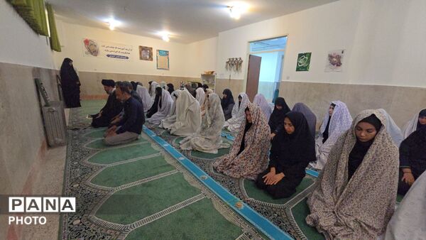 اقامه نماز جماعت ظهر در جمع دانش‌آموزان مدرسه شمس تبریزی