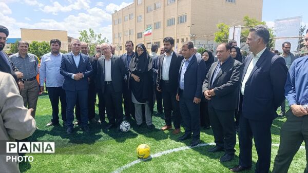 افتتاح زمین چمن مصنوعی شهدای جنگ رمضان در دبیرستان مقداد شهر لاهیجان 