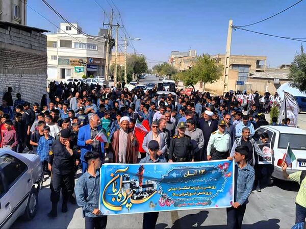 حضور پررنگ دانش‌آموزان شهر لپویی در راهپیمایی 13 آبان 