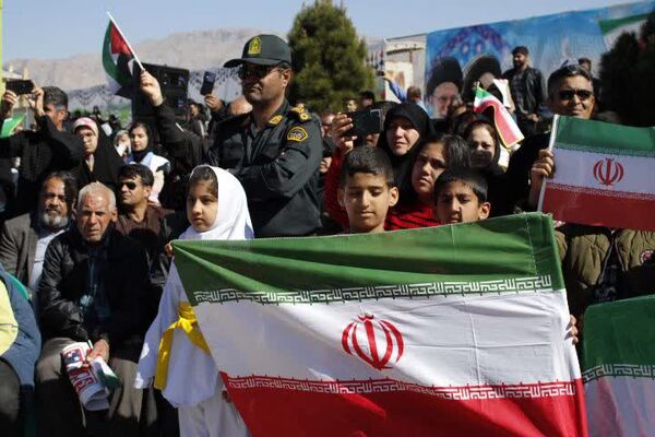 حضور پرشور دانش‌آموزان گچساران در راهپیمایی ۲۲ بهمن