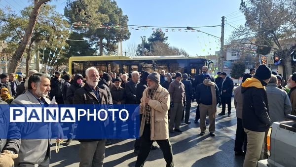 خروش مردم دامغان در راهپیمایی ۲۲ بهمن