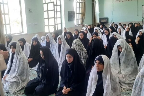اقامه نماز جماعت دانش‌آموزان در مسجد