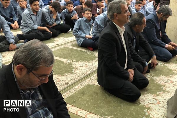 اقامه اولین نماز ماه مهر در دبیرستان حکمت نبوی ناحیه دو شهرری 